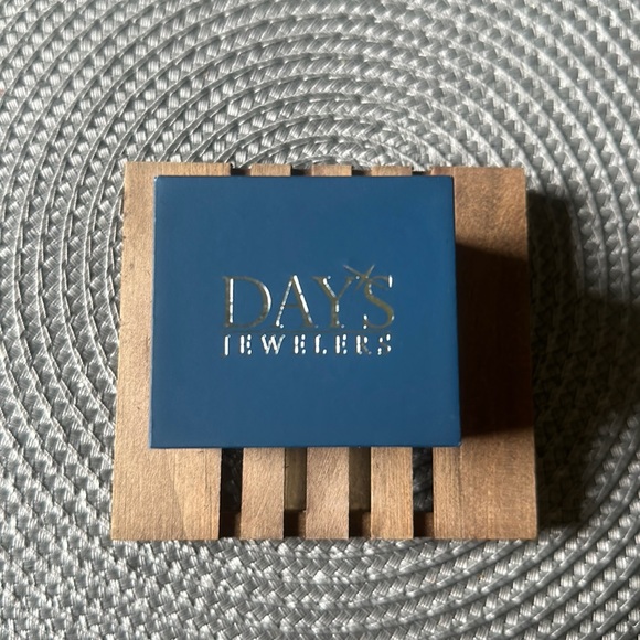 Days Jeweler’s Engagement Ring - Picture 4 of 4